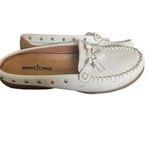 Minnetonka White Leather Moccasin Loafers w/ Tassel Size 7 Women’s